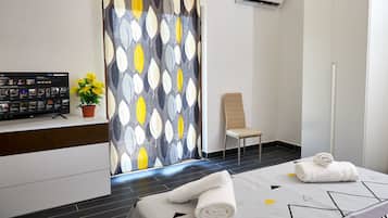 Design Double Room | Desk, rollaway beds, free WiFi, bed sheets