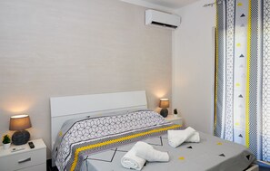 Kahden hengen design-huone | Työpöytä, lisävuoteet, ilmainen Wi-Fi, vuodevaatteet