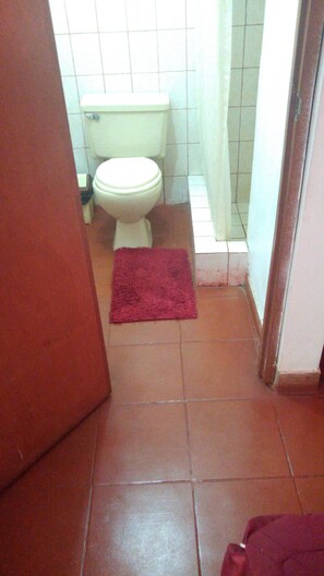 Shower, pancuran hujan, handuk, dan sabun