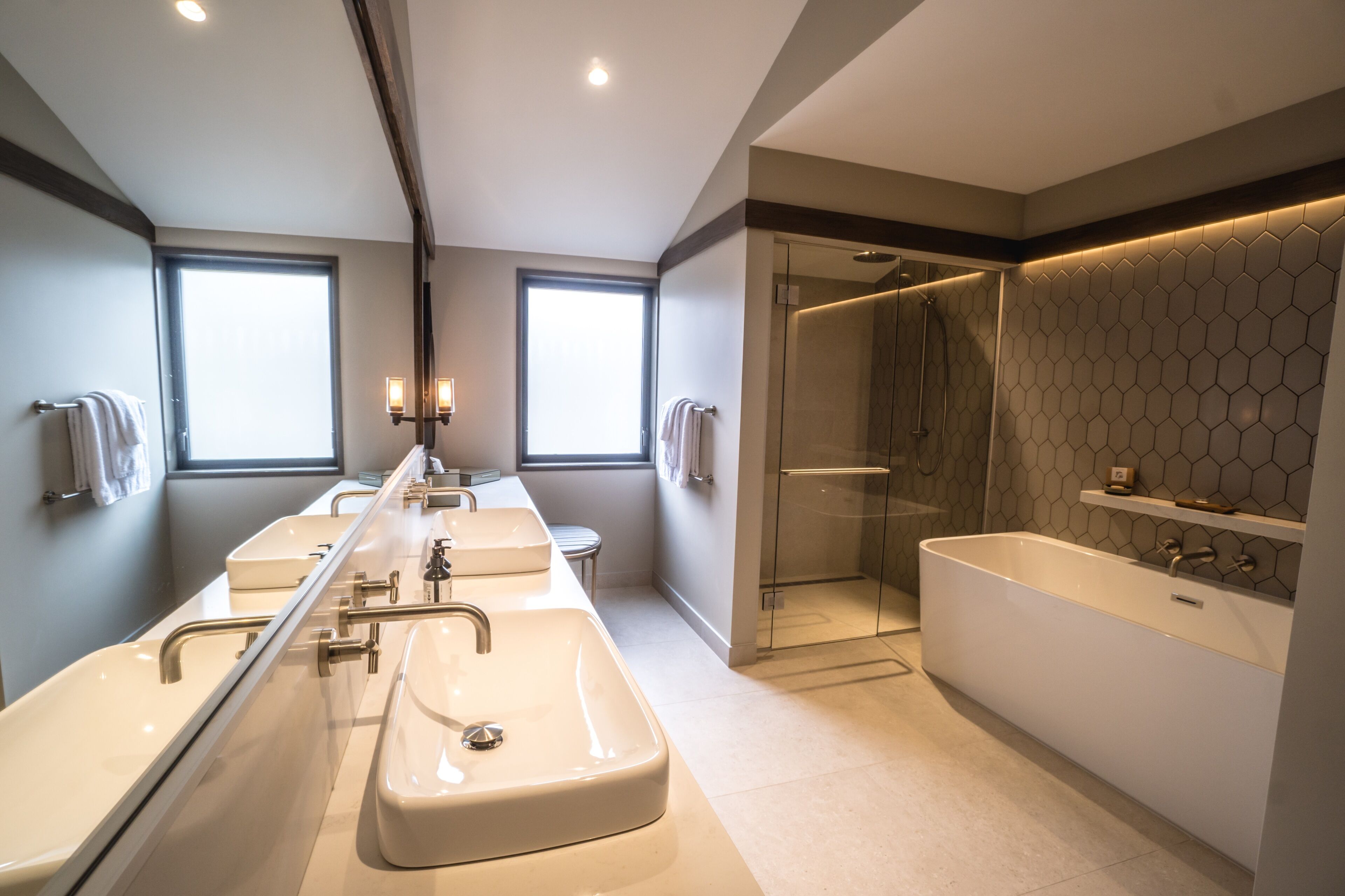 Luxe villa, 1 slaapkamer (1 King Bed or 2 Twin Beds) | Badkamer | Een aparte badkuip en douche, een diep bad, een regendouche