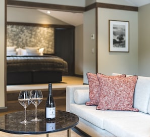 ラグジュアリー ヴィラ 1 ベッドルーム (1 King Bed or 2 Twin Beds) | リビング エリア | 55 インチのスマートテレビ (衛星放送視聴可)、テレビ、暖炉