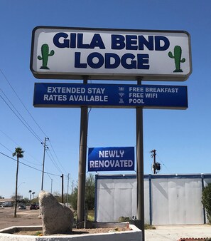A sign for Gila Bend Lodge advertising extended stay rates, free breakfast, free WiFi, and a pool. It also mentions the property is newly renovated. - Gila Bend Lodge (Gila Bend)