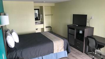 Yksilöllisesti kalustettu, työpöytä, pimennysverhot, silitysrauta/-lauta