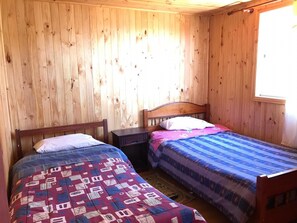 Tabla de planchar con plancha y ropa de cama 