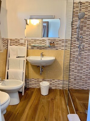 Shower, rainfall showerhead, slippers, bidet - Il Tramonto (Giba)