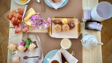 Free daily buffet breakfast
