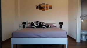 Bureau, lits pliants/supplémentaires, Wi-Fi gratuit, draps fournis