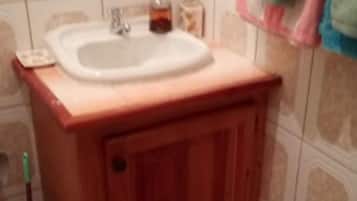 Basic Cottage | Bathroom | Shower, free toiletries, towels, soap
