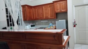 Basic Cottage | Private kitchen | Fridge, microwave, oven, electric kettle - Digs Cottages (Portsmouth)