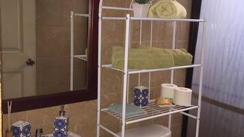 Basic House | Bathroom | Shower, rainfall showerhead, free toiletries, hair dryer