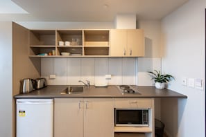 Studio Deluxe, 1 grand lit 1 place, non-fumeurs, coin cuisine | 1 chambre, bureau, espace de travail pour ordinateur portable
