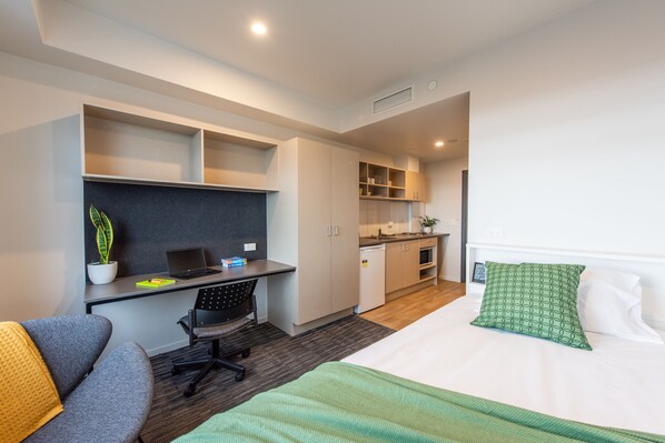 Studio Deluxe, 1 grand lit 1 place, non-fumeurs, coin cuisine | 1 chambre, bureau, espace de travail pour ordinateur portable