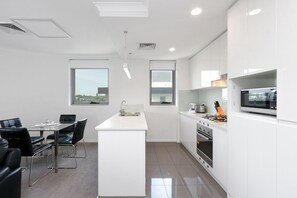 Refrigerador con freezer, microondas, horno, placa de cocina