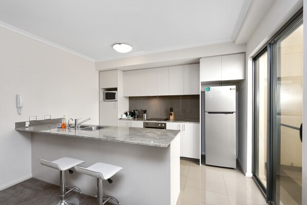 Refrigerador con freezer, microondas, horno, placa de cocina