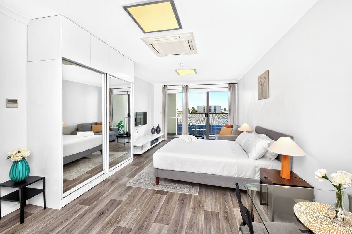 Studio Apartment | Iron/ironing board, WiFi (free), bed sheets