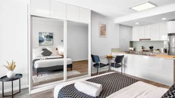 Deluxe-huoneisto | Silitysrauta/-lauta, ilmainen Wi-Fi, vuodevaatteet, pääsy pyörätuolilla
