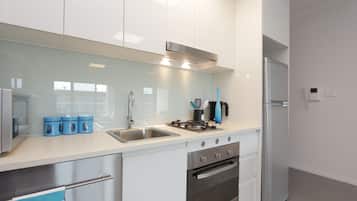 Studio | Dapur pribadi | Lemari es besar, microwave, oven, dan kompor
