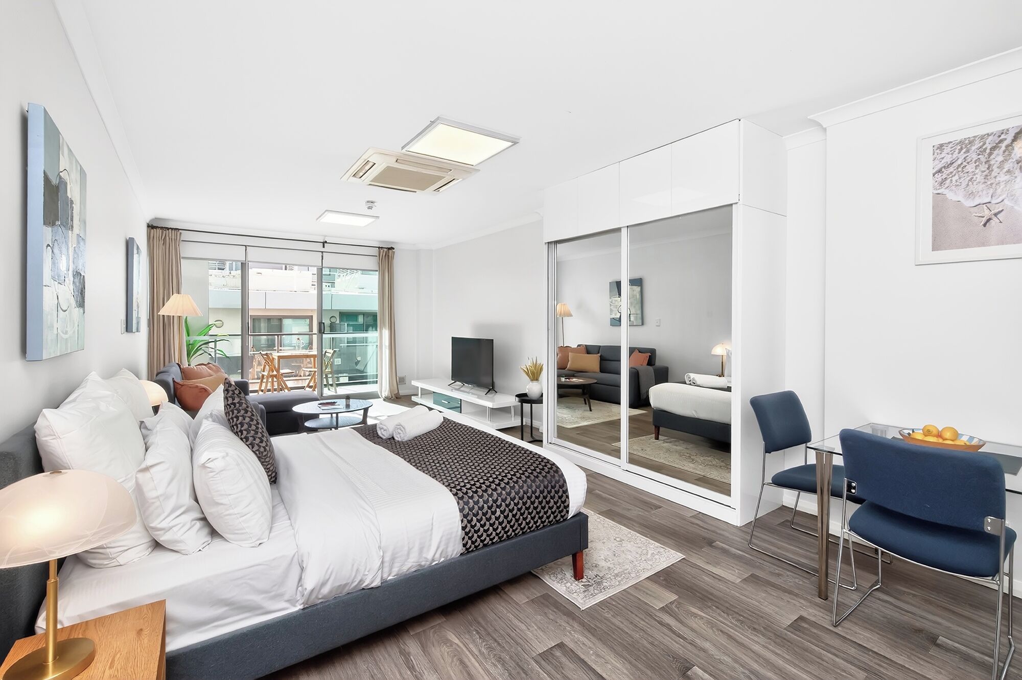 Appartement Deluxe | Fer et planche à repasser, accès au Wi-Fi (inclus), literie fournie
