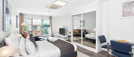 Appartement Deluxe | Fer et planche à repasser, accès au Wi-Fi (inclus), literie fournie