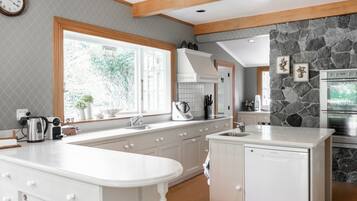 Full-sized fridge, microwave, oven, stovetop