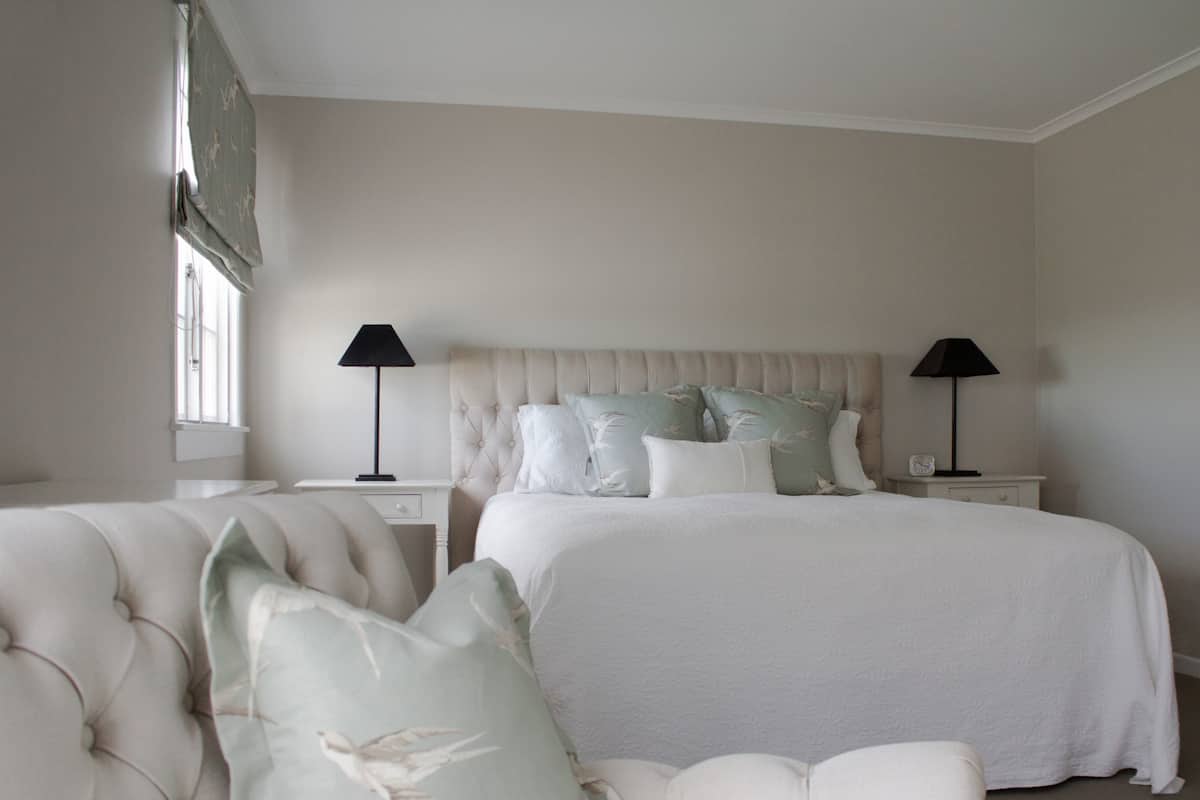 Cortinas opacas, tabla de planchar con plancha, cunas gratuitas