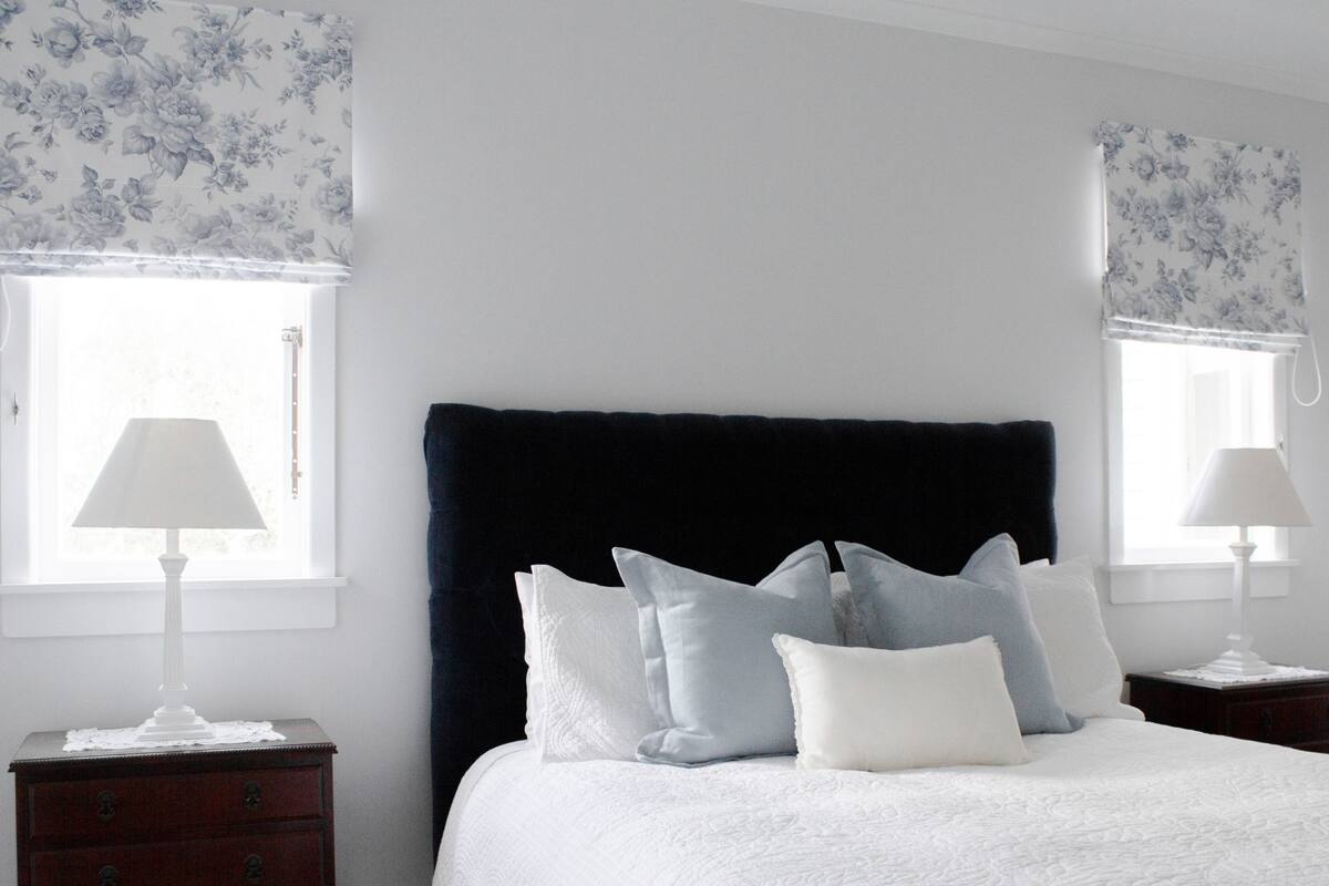 Cortinas opacas, tabla de planchar con plancha, cunas gratuitas