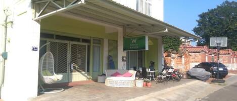 Daily local cuisine breakfast (TWD 100 per person)