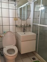 淋浴设施、免费洗浴用品、吹风机、拖鞋