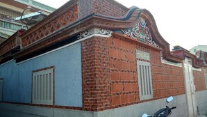 A building with a blue facade and a red brick section. - Wu Feng Homestay (Jinning)