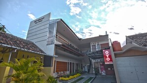 A multi-story building with a sign reading "Al-Abror." - Hotel O Al Abror Homestay (Yogyakarta)