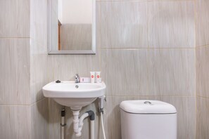 Standard Double Room | Bilik Mandi | Pancuran mandi, tuala disediakan
