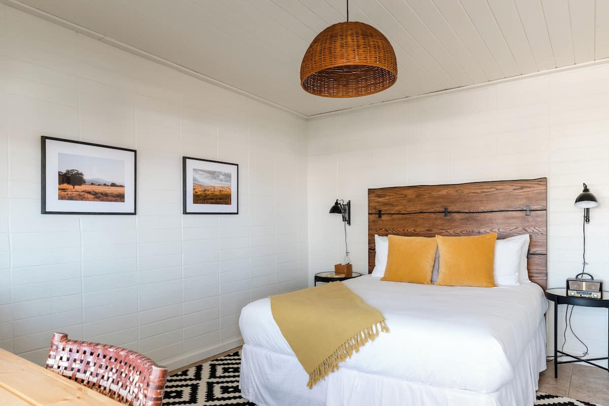 Minibar, bureau, espace de travail pour ordinateur portable