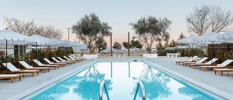 Piscine extérieure, parasols, chaises longues