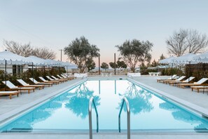 Outdoor pool, pool umbrellas, pool loungers - Cuyama Buckhorn (New Cuyama)