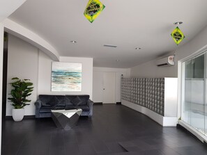 Coin salon dans le hall