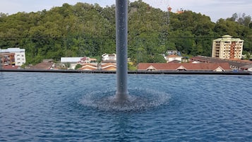 Piscina externa, espreguiçadeiras