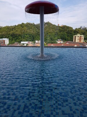 Piscine extérieure, chaises longues