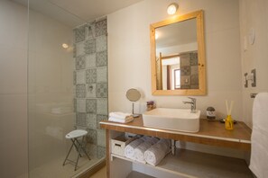 Shower, rainfall showerhead, free toiletries, hair dryer - Hotel Inka Home (Cusco)