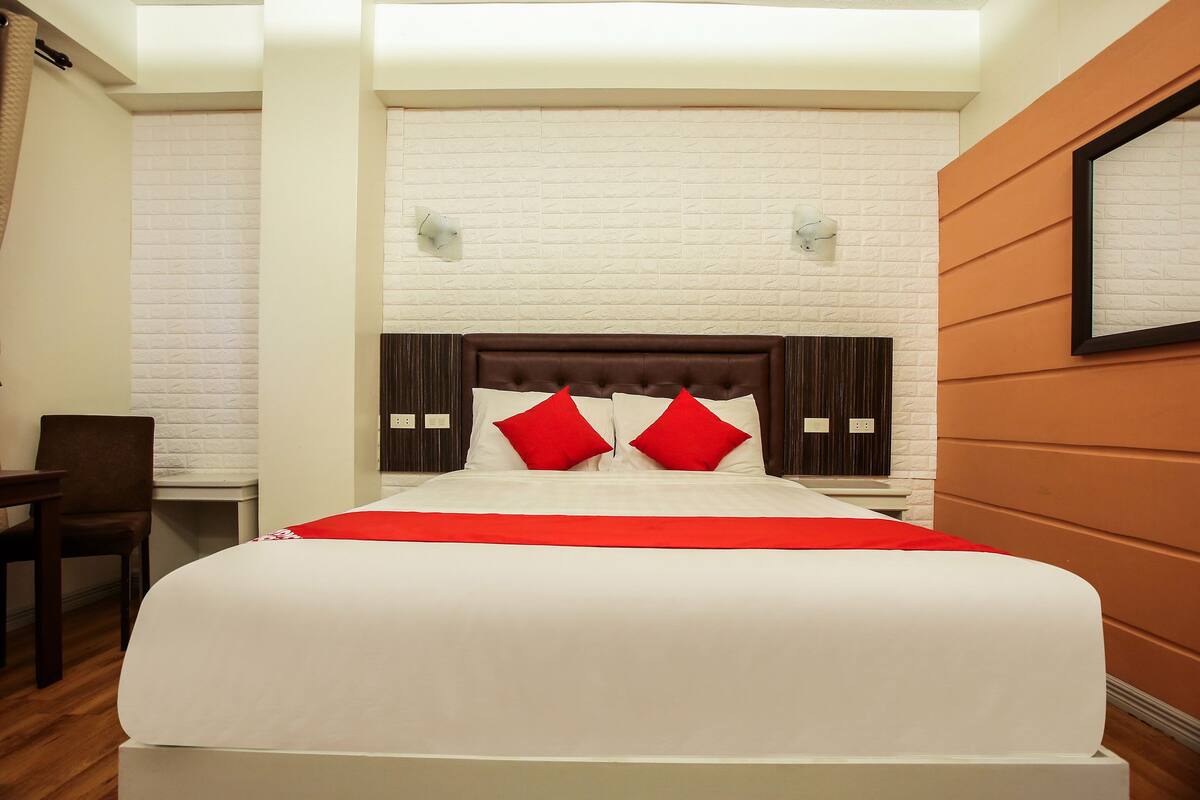 Kamar Double Standar | Meja kerja, Wi-Fi gratis, dan seprai linen