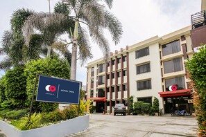 住宿正面 - 傍晚/夜晚