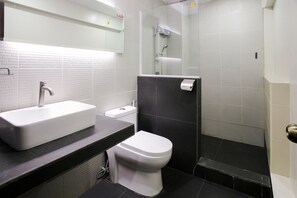 Quarto casal luxo | Banheiro | Chuveiro, bidê, toalhas de banho, sabonete