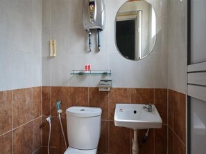 Een douche, een bidet, handdoeken