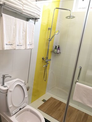 Kostenlose Toilettenartikel, Haartrockner, Hausschuhe