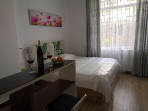 Family Suite | Desk, blackout drapes, free WiFi