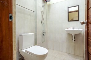 Chambre Double Deluxe | Salle de bain | Douche, serviettes fournies