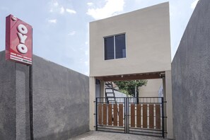 Pintu masuk properti