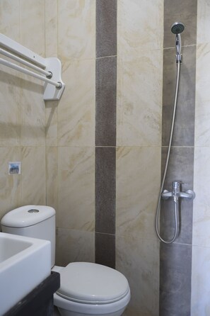 Chambre Standard double | Salle de bain | Douche, serviettes fournies