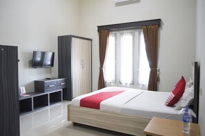 Standard Double Room | Desk, free WiFi, bed sheets - OYO 1283 Guest House Loemajan (Jambi)