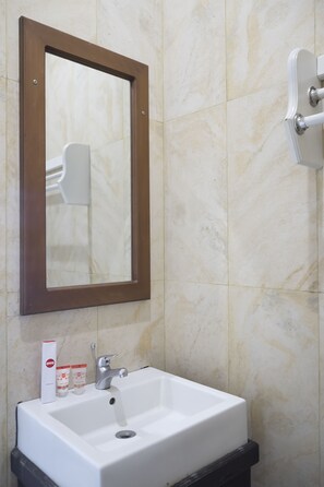 Chambre Double Standard | Salle de bain | Douche, serviettes fournies