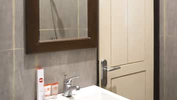 Kamar Twin Deluks | Kamar mandi | Shower dan handuk